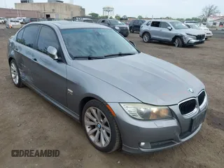 2009 BMW 3 Series 328i xDrive z VIN WBAPK535X9A646048, wystawiony jako IAAI lot #42162157 z przebiegiem 154 514 mil mil oraz . Historia ofert i sprzedaży dostępna na DreamBid. Obrazek 1.