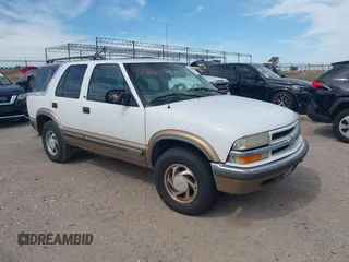 1999 Chevrolet Blazer Trailblazer z VIN 1GNDT13W4X2208791, wystawiony jako IAAI lot #42281876 z przebiegiem 261 605 mil mil oraz . Historia ofert i sprzedaży dostępna na DreamBid. Obrazek 1.