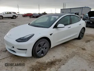 2023 Tesla Model 3 z VIN 5YJ3E1EA3PF488040, wystawiony jako Copart lot #52628165 z przebiegiem 22 326 mil mil oraz Czysty tytuł • Clean title. Historia ofert i sprzedaży dostępna na DreamBid. Obrazek 1.