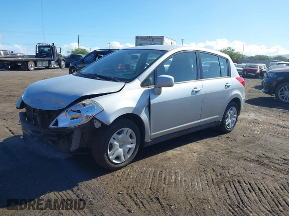 2012 Nissan Versa S z VIN 3N1BC1CP3CK800662, wystawiony jako IAAI lot #41789261 z przebiegiem 55 852 mil mil oraz . Historia ofert i sprzedaży dostępna na DreamBid. Obrazek 2.