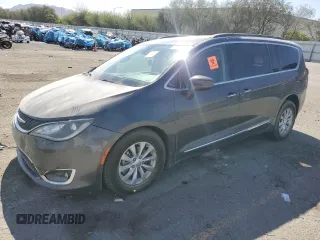 2017 Chrysler Pacifica Touring L z VIN 2C4RC1BG4HR747567, wystawiony jako Copart lot #52926585 z przebiegiem 150 871 mil mil oraz Szkoda całkowita • Salvage title. Historia ofert i sprzedaży dostępna na DreamBid. Obrazek 1.