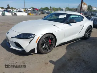 2021 Toyota Supra 3.0 z VIN WZ1DB0C06MW039185, wystawiony jako IAAI lot #42160847 z przebiegiem 42 736 mil mil oraz . Historia ofert i sprzedaży dostępna na DreamBid. Obrazek 2.