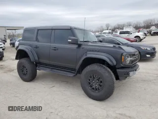 2024 Ford Bronco Raptor z VIN 1FMEE0RR1RLA48137, wystawiony jako Copart lot #87255664 z przebiegiem 1 974 mil mil oraz Szkoda całkowita • Salvage title. Historia ofert i sprzedaży dostępna na DreamBid. Obrazek 4.