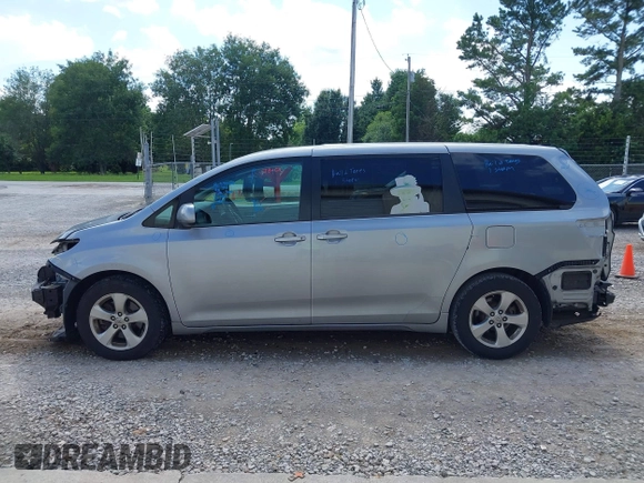 2017 Toyota Sienna LE Auto Access Seat z VIN 5TDKZ3DC9HS791965, wystawiony jako IAAI lot #42624689 z przebiegiem 88 383 mil mil oraz . Historia ofert i sprzedaży dostępna na DreamBid. Obrazek 15.