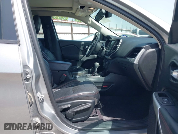 2017 Jeep Cherokee Trailhawk z VIN 1C4PJMBSXHW601720, wystawiony jako IAAI lot #42237975 z przebiegiem 92 239 mil mil oraz . Historia ofert i sprzedaży dostępna na DreamBid. Obrazek 5.
