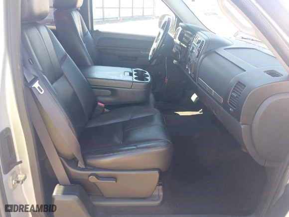 2011 Chevrolet Silverado 1500 LT with VIN 1GCRCSE0XBZ133317, listed as a IAAI auction lot 40613235 with 96,334 mi miles. Bid and sale history available at carsss.com. Image 5.
