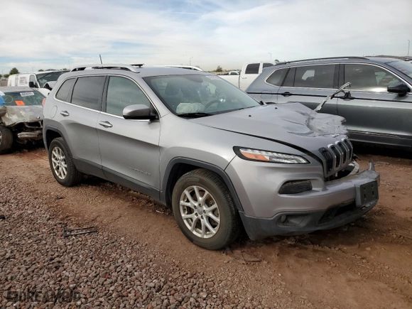 2017 Jeep Cherokee Latitude with VIN 1C4PJMCS2HW601547, listed as a Copart auction lot 49197945 with 77,784 mi miles and Salvage Title. Bid and sale history available at carsss.com. Image 4.