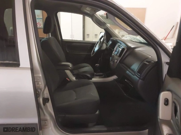 2006 Mazda Tribute i with VIN 4F2YZ02Z86KM37861, listed as a IAAI auction lot 41495015 with 125,655 mi miles. Bid and sale history available at carsss.com. Image 5.