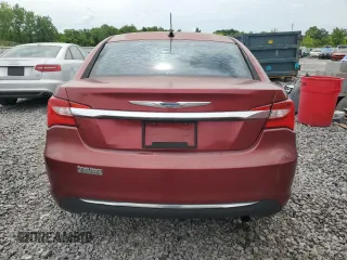 2013 Chrysler 200 Touring z VIN 1C3CCBBB4DN577755, wystawiony jako Copart lot #55904845 z przebiegiem 138 423 mil mil oraz Szkoda całkowita • Salvage title. Historia ofert i sprzedaży dostępna na DreamBid. Obrazek 6.