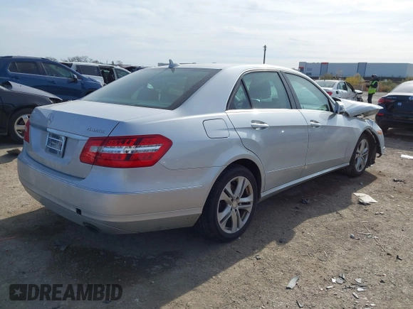2011 Mercedes-Benz E 350 Luxury z VIN WDDHF8HB0BA362712, wystawiony jako IAAI lot #41074211 z przebiegiem Nie podano mil oraz . Historia ofert i sprzedaży dostępna na DreamBid. Obrazek 4.