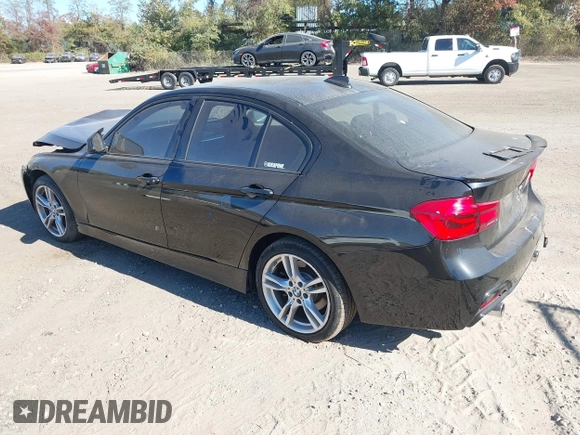2018 BMW 3 Series 330i xDrive z VIN WBA8D9C5XJEM33068, wystawiony jako IAAI lot #40640558 z przebiegiem 53 556 mil mil oraz . Historia ofert i sprzedaży dostępna na DreamBid. Obrazek 3.