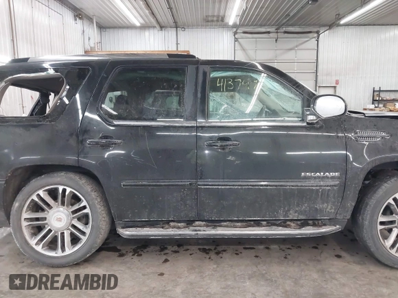 2012 Cadillac Escalade Premium z VIN 1GYS4CEF7CR299766, wystawiony jako IAAI lot #41374795 z przebiegiem 156 491 mil mil oraz . Historia ofert i sprzedaży dostępna na DreamBid. Obrazek 14.