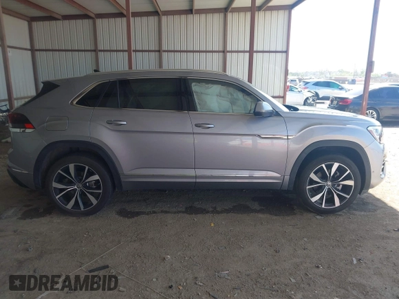 2024 Volkswagen Atlas SEL Premium R-Line z VIN 1V2FE2CA3RC242710, wystawiony jako IAAI lot #42021488 z przebiegiem 20 048 mil mil oraz . Historia ofert i sprzedaży dostępna na DreamBid. Obrazek 13.