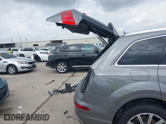 2017 Audi Q7 Premium Plus z VIN WA1LAAF77HD056813, wystawiony jako IAAI lot #42086340 z przebiegiem 83 774 mil mil oraz . Historia ofert i sprzedaży dostępna na DreamBid. Obrazek 18.