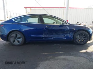 2018 Tesla Model 3 Long Range Battery z VIN 5YJ3E1EA8JF014706, wystawiony jako IAAI lot #41453650 z przebiegiem 68 037 mil mil oraz . Historia ofert i sprzedaży dostępna na DreamBid. Obrazek 13.