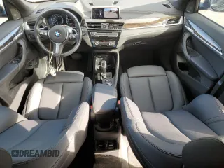 2022 BMW X1 xDrive28i z VIN WBXJG9C08N5V03613, wystawiony jako Copart lot #47483485 z przebiegiem 7 296 mil mil oraz Czysty tytuł • Clean title. Historia ofert i sprzedaży dostępna na DreamBid. Obrazek 8.