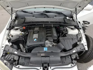 2011 BMW 3 Series 328i z VIN WBADW3C5XBE538099, wystawiony jako Copart lot #57513855 z przebiegiem 115 981 mil mil oraz Szkody całkowita. Historia ofert i sprzedaży dostępna na DreamBid. Obrazek 11.