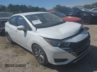 2023 Nissan Versa SV z VIN 3N1CN8EV7PL838916, wystawiony jako IAAI lot #41881640 z przebiegiem 27 120 mil mil oraz . Historia ofert i sprzedaży dostępna na DreamBid. Obrazek 1.