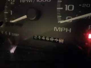 1999 Cadillac Escalade z VIN 1GYEK13RXXR413480, wystawiony jako IAAI lot #41552688 z przebiegiem 214 501 mil mil oraz . Historia ofert i sprzedaży dostępna na DreamBid. Obrazek 15.