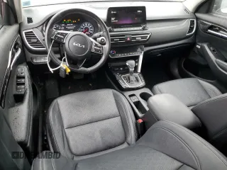 2022 Kia Seltos SX with VIN KNDETCA23N7299979, listed as a Copart auction lot 42940095 with 27,315 mi miles and Salvage title. Bid and sale history available at DreamBid. Image 8.