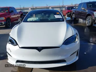 2022 Tesla Model S Plaid z VIN 5YJSA1E63NF483873, wystawiony jako IAAI lot #41204003 z przebiegiem 15 mil mil oraz . Historia ofert i sprzedaży dostępna na DreamBid. Obrazek 12.