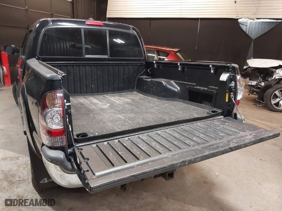2015 Toyota Tacoma with VIN 3TMLU4ENXFM184303, listed as a IAAI auction lot 38677049 with 85,889 mi miles. Bid and sale history available at carsss.com. Image 3.