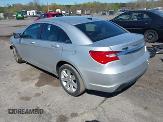 2012 Chrysler 200 Touring z VIN 1C3CCBBG7CN175089, wystawiony jako IAAI lot #42063106 z przebiegiem 156 722 mil mil oraz . Historia ofert i sprzedaży dostępna na DreamBid. Obrazek 3.