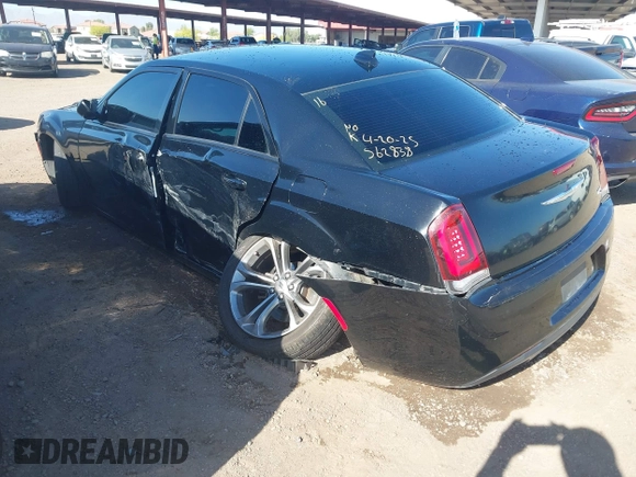 2019 Chrysler 300 S z VIN 2C3CCABG5KH562838, wystawiony jako IAAI lot #42134711 z przebiegiem 118 506 mil mil oraz . Historia ofert i sprzedaży dostępna na DreamBid. Obrazek 3.