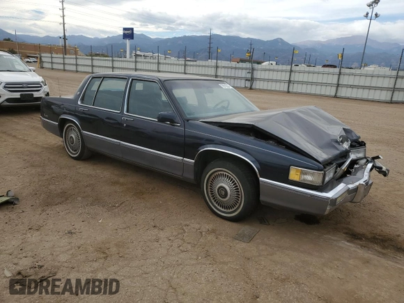 1990 Cadillac DeVille z VIN 1G6CD5338L4376482, wystawiony jako Copart lot #76513224 z przebiegiem 139 628 mil mil oraz Czysty tytuł • Clean title. Historia ofert i sprzedaży dostępna na DreamBid. Obrazek 4.
