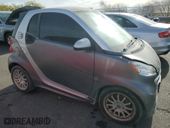 2013 Smart fortwo Passion z VIN WMEEJ9AAXDK673212, wystawiony jako Copart lot #83063024 z przebiegiem 13 000 mil mil oraz Szkody całkowita. Historia ofert i sprzedaży dostępna na DreamBid. Obrazek 4.