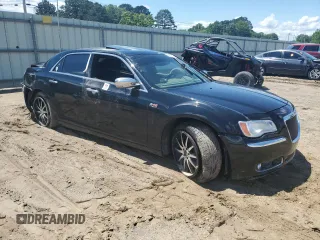 2013 Chrysler 300 C z VIN 2C3CCAKT5DH561771, wystawiony jako Copart lot #56519975 z przebiegiem 67 004 mil mil oraz Czysty tytuł • Clean title. Historia ofert i sprzedaży dostępna na DreamBid. Obrazek 4.
