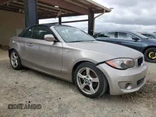 2013 BMW 1 Series 128i z VIN WBAUN1C55DVR01130, wystawiony jako Copart lot #46144235 z przebiegiem 174 491 mil mil oraz Czysty tytuł • Clean title. Historia ofert i sprzedaży dostępna na DreamBid. Obrazek 4.