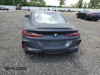 2020 BMW M8 z VIN WBSAE0C08LCD56258, wystawiony jako Copart lot #61100723 z przebiegiem 6 231 mil mil oraz . Historia ofert i sprzedaży dostępna na DreamBid. Obrazek 6.