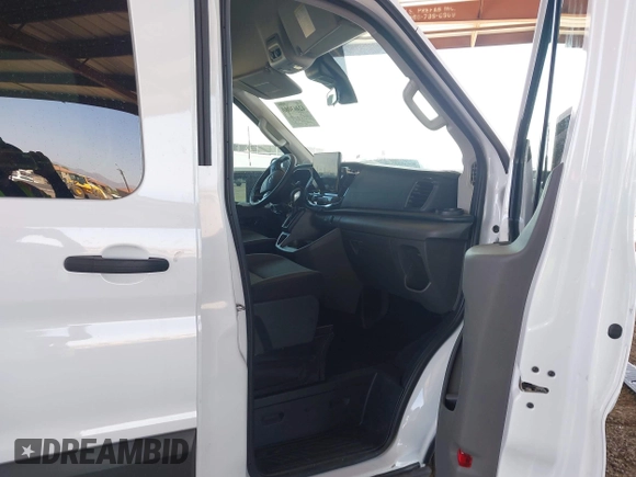 2024 Ford Transit Passenger XL z VIN 1FBAX2CG2RKA75017, wystawiony jako IAAI lot #42463080 z przebiegiem 20 185 mil mil oraz . Historia ofert i sprzedaży dostępna na DreamBid. Obrazek 5.