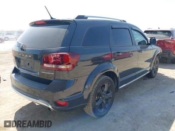 2018 Dodge Journey Crossroad z VIN 3C4PDCGB4JT327792, wystawiony jako IAAI lot #42012960 z przebiegiem 121 736 mil mil oraz . Historia ofert i sprzedaży dostępna na DreamBid. Obrazek 4.