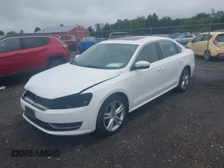 2014 Volkswagen Passat SE z VIN 1VWBT7A33EC032459, wystawiony jako IAAI lot #42259640 z przebiegiem 168 706 mil mil oraz . Historia ofert i sprzedaży dostępna na DreamBid. Obrazek 2.