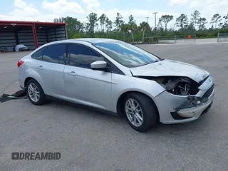 2018 Ford Focus SE z VIN 1FADP3FE9JL241661, wystawiony jako IAAI lot #42103513 z przebiegiem 117 003 mil mil oraz . Historia ofert i sprzedaży dostępna na DreamBid. Obrazek 1.