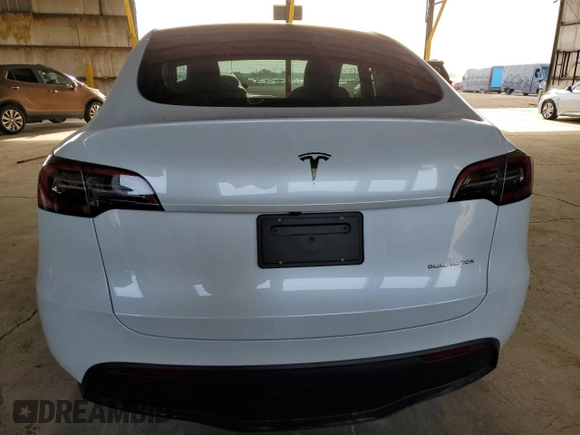 2024 Tesla Model Y Long Range z VIN 7SAYGDEE7RA217991, wystawiony jako Copart lot #50885695 z przebiegiem Nie podano mil oraz Szkoda całkowita • Salvage title. Historia ofert i sprzedaży dostępna na DreamBid. Obrazek 6.