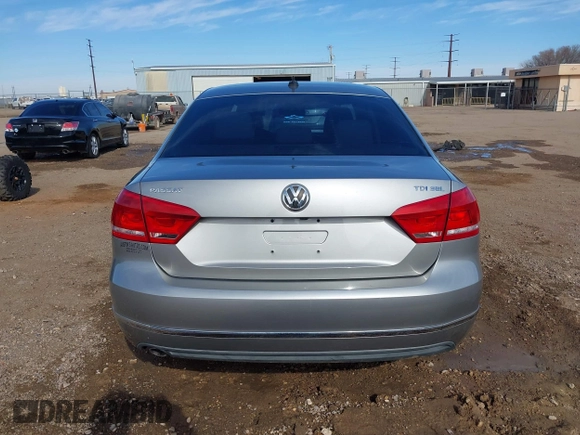 2014 Volkswagen Passat SEL Premium z VIN 1VWCN7A33EC013425, wystawiony jako IAAI lot #41381958 z przebiegiem 104 692 mil mil oraz . Historia ofert i sprzedaży dostępna na DreamBid. Obrazek 16.