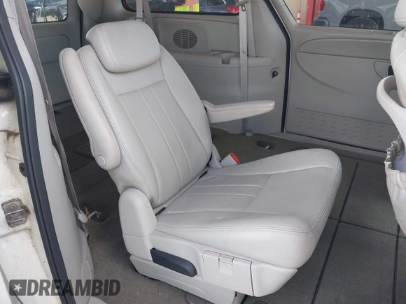 2007 Chrysler Town & Country Touring z VIN 2A4GP54L47R274792, wystawiony jako IAAI lot #42523960 z przebiegiem 69 081 mil mil oraz . Historia ofert i sprzedaży dostępna na DreamBid. Obrazek 8.