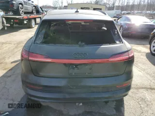 2019 Audi e-tron Premium Plus z VIN WA1LAAGE2KB013285, wystawiony jako Copart lot #61600395 z przebiegiem Nie podano mil oraz Nie do naprawy • Non repairable. Historia ofert i sprzedaży dostępna na DreamBid. Obrazek 6.