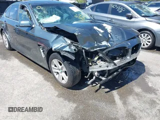 2013 BMW 5 Series 528i xDrive z VIN WBAXH5C56DDW13425, wystawiony jako IAAI lot #41927530 z przebiegiem 120 847 mil mil oraz . Historia ofert i sprzedaży dostępna na DreamBid. Obrazek 6.
