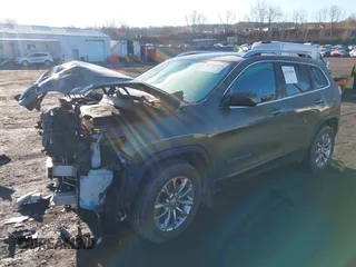 2019 Jeep Cherokee Latitude Plus с VIN 1C4PJMLX0KD123482, выставлен на аукционе IAAI как лот 41824300 с пробегом 71 119 миль миль и . История ставок и продаж доступна на DreamBid. Изображение 2.