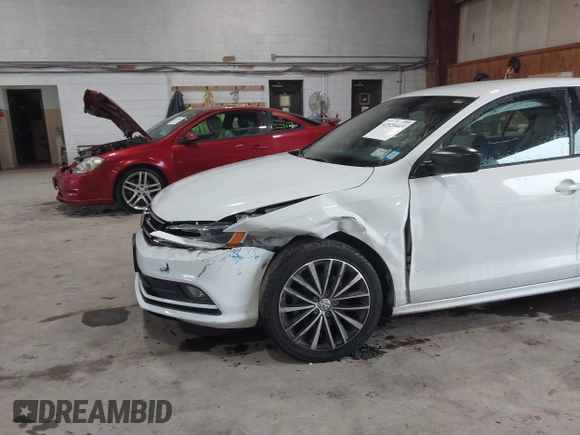 2015 Volkswagen Jetta SE z VIN 3VWD17AJ2FM427343, wystawiony jako IAAI lot #42520443 z przebiegiem 60 409 mil mil oraz . Historia ofert i sprzedaży dostępna na DreamBid. Obrazek 6.
