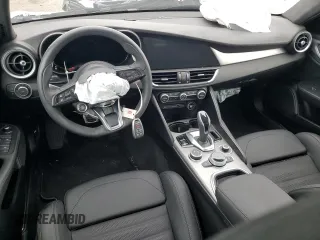 2024 Alfa Romeo Giulia Veloce z VIN ZARFAMBNXR7682239, wystawiony jako Copart lot #68413004 z przebiegiem 3 161 mil mil oraz Szkoda całkowita • Salvage title. Historia ofert i sprzedaży dostępna na DreamBid. Obrazek 8.