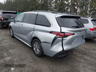 2021 Toyota Sienna XLE with VIN 5TDJSKFC8MS037697, listed as a IAAI auction lot 41711070 with 29,198 mi miles. Bid and sale history available at carsss.com. Image 3.