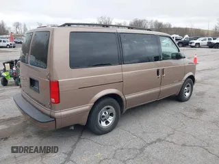 1998 Chevrolet Astro with VIN 1GNEL19W0WB198965, listed as a IAAI auction lot 41986890 with 107,881 mi miles. Bid and sale history available at carsss.com. Image 4.