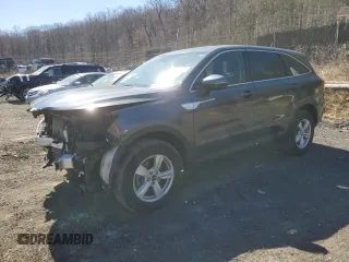 2022 Kia Sorento LX z VIN 5XYRGDLC3NG116813, wystawiony jako Copart lot #50845315 z przebiegiem 72 311 mil mil oraz Szkoda całkowita • Salvage title. Historia ofert i sprzedaży dostępna na DreamBid. Obrazek 1.