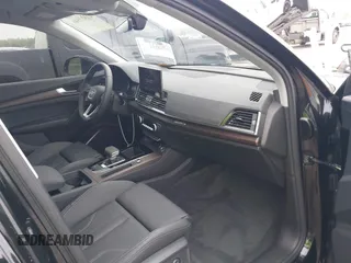 2024 Audi Q5 S line Premium z VIN WA1GAAFY0R2145033, wystawiony jako IAAI lot #41817546 z przebiegiem 1 277 mil mil oraz . Historia ofert i sprzedaży dostępna na DreamBid. Obrazek 5.