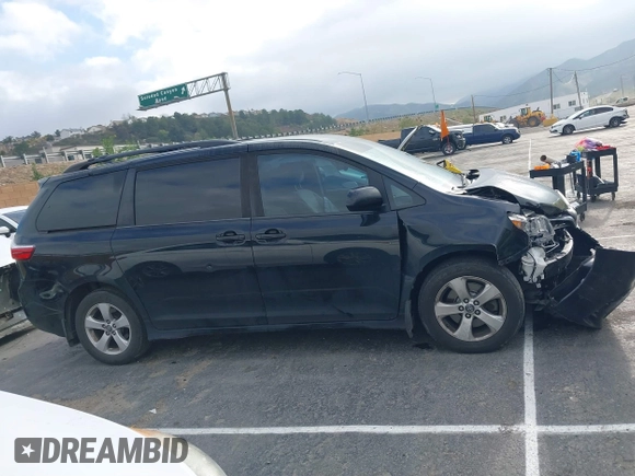 2018 Toyota Sienna LE Auto Access Seat с VIN 5TDKZ3DC4JS958786, выставлен на аукционе IAAI как лот 41777680 с пробегом 104 694 миль миль и . История ставок и продаж доступна на DreamBid. Изображение 13.